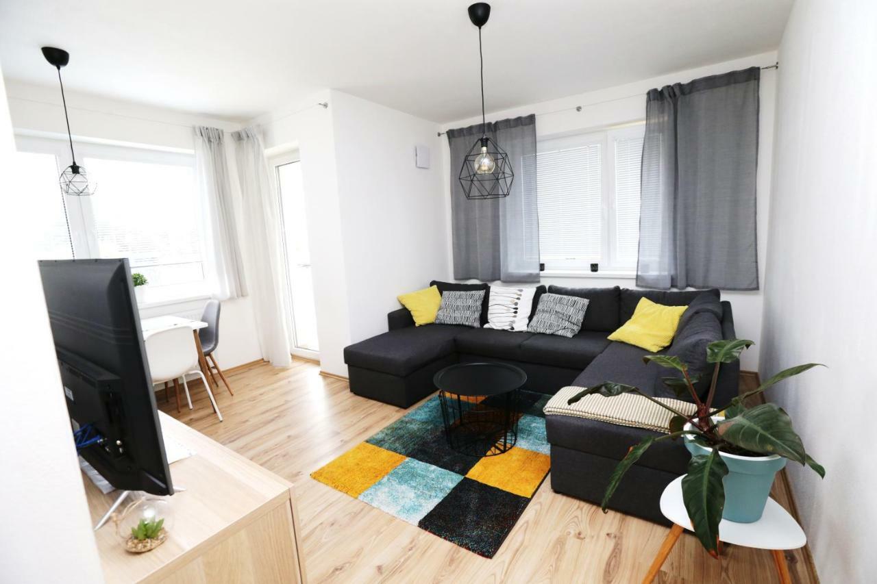 Samorin - Apartment In The Center - Private Parking - Klimatizacia Bagian luar foto
