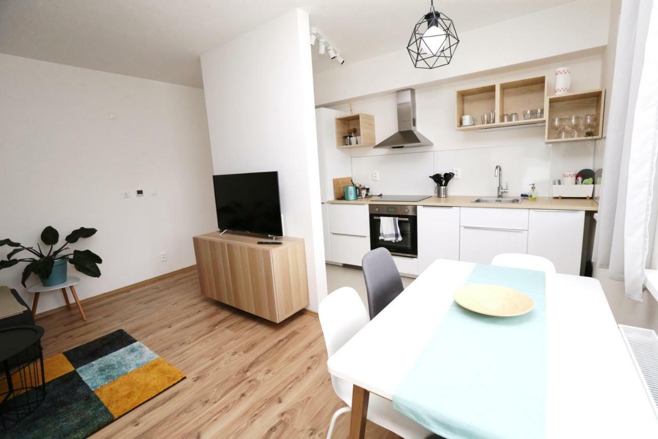 Samorin - Apartment In The Center - Private Parking - Klimatizacia Bagian luar foto