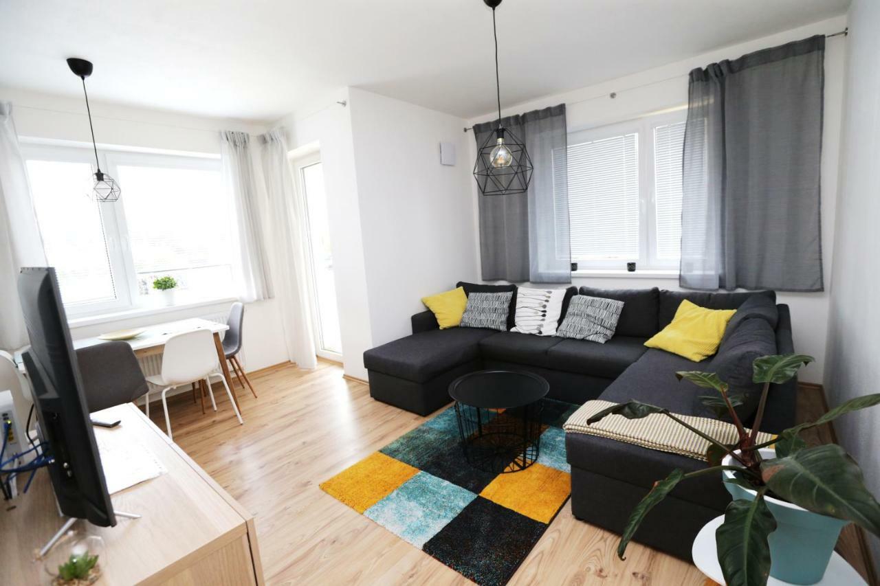 Samorin - Apartment In The Center - Private Parking - Klimatizacia Bagian luar foto