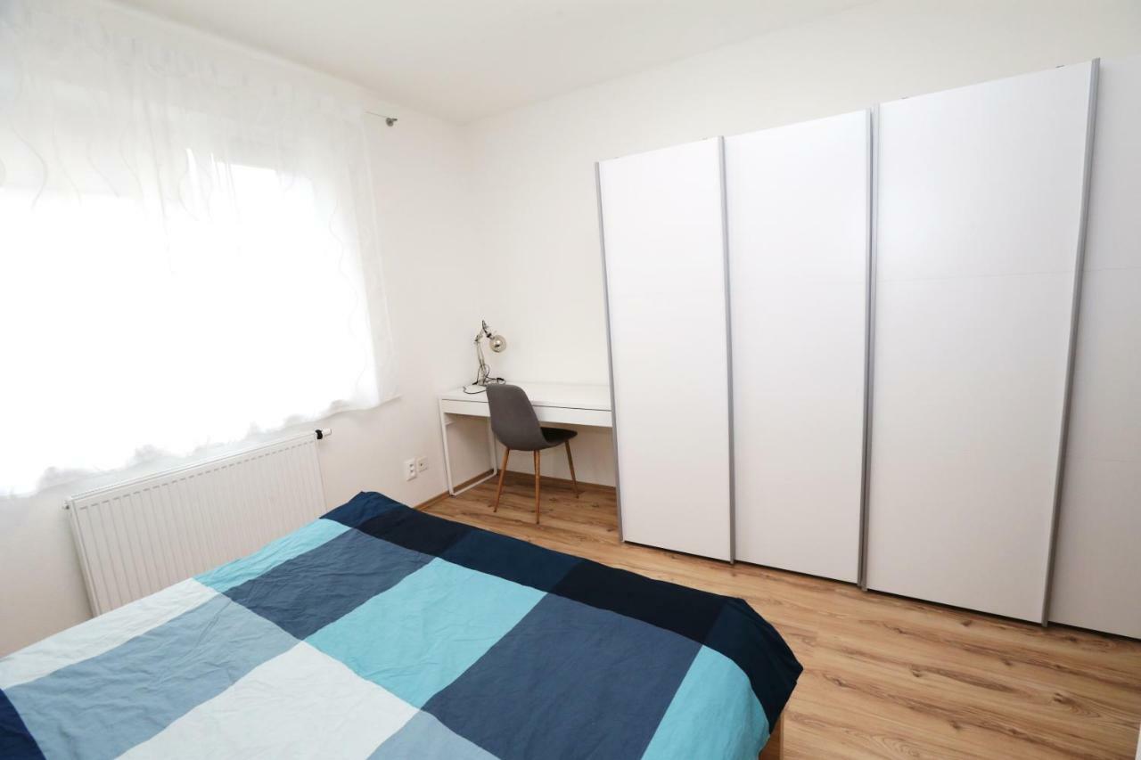 Samorin - Apartment In The Center - Private Parking - Klimatizacia Bagian luar foto